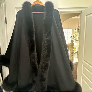 Luxurious Black Cape with Plush Fur Trim